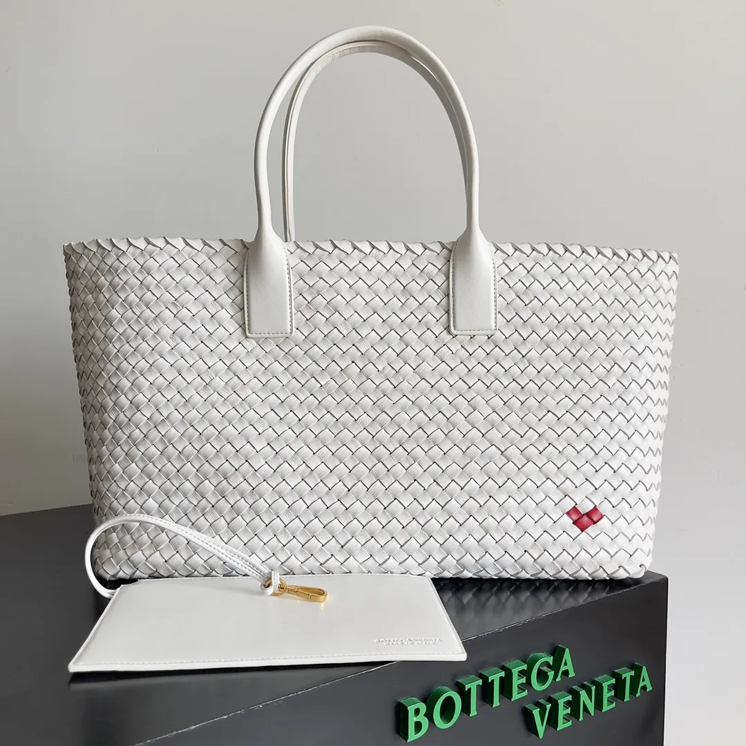 Batch 2860 Bottega Veneta CABAT large tote bag. A bag that can hold all your things. Bringing this bag to help your girlfriend dress on the date is a very gentlemanly performance. It is simple and relaxed, and yet romantic, 💗 Style number: 608811 Size: 51*18*28cm